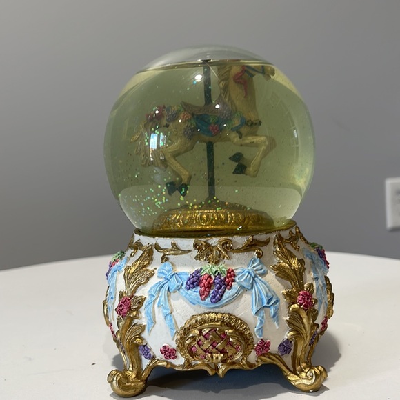 Vintage 1991 Cape Craftsmen Snow globe plays  Carousel Waltz collectible - Picture 11 of 14